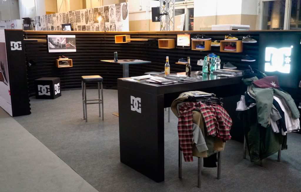 Ladenbau: DC Shoes Filiale wird ausgebaut mit Präsentationstischen